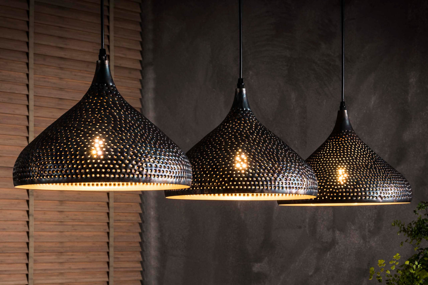 Luxusbetten24 Auron Pendelleuchte 3 Perforierte Metalllampenschirme, Schwarz Bronze