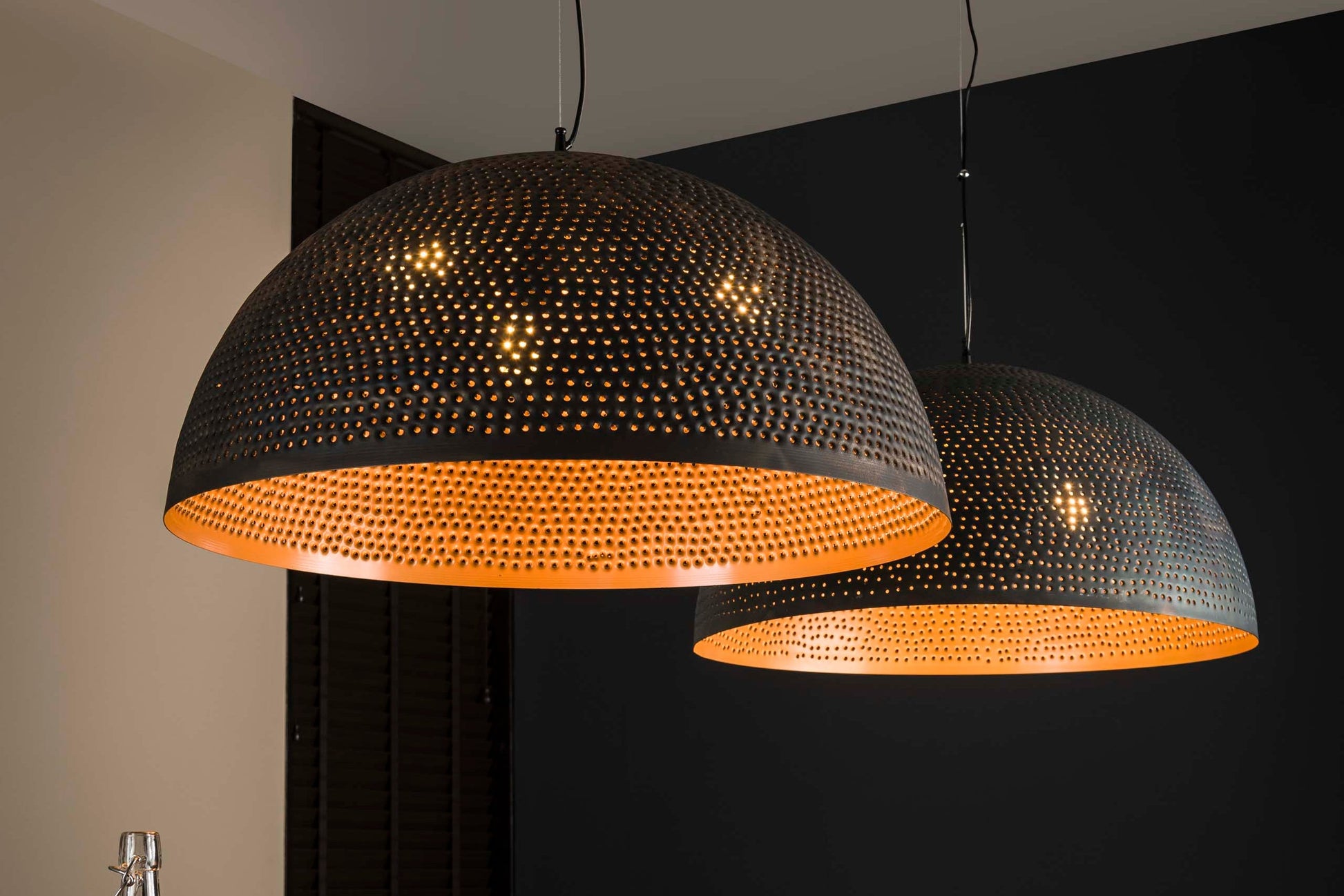 Pendelleuchte "Astryn" – Großer, Perforierter Lampenschirm aus Metall in Schwarz-Bronze