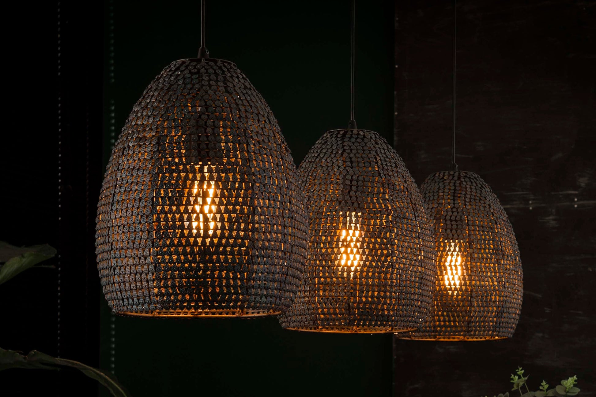 Luxusbetten24 Lumeya Pendelleuchte Schwarz-Bronze, 3 Perforierte Handgefertigte Metalllampenschirme