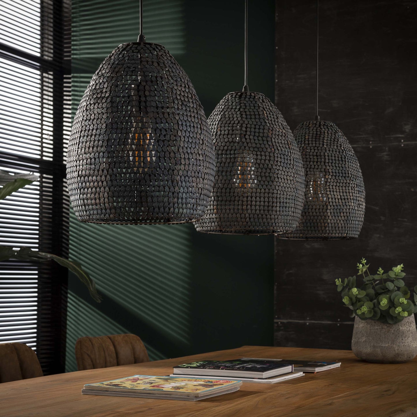Luxusbetten24 Lumeya Pendelleuchte Schwarz-Bronze, 3 Perforierte Handgefertigte Metalllampenschirme