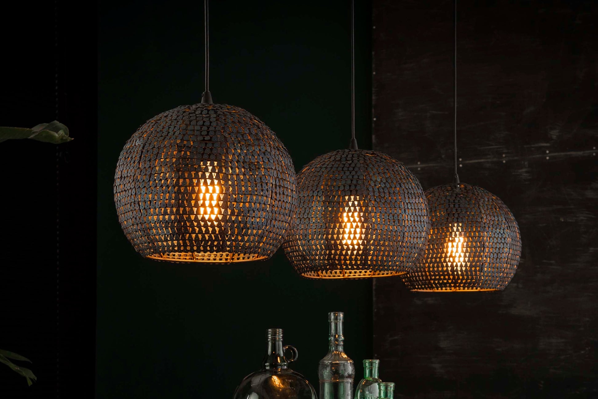 Luxusbetten24 Coralis Pendelleuchte – 3‑teilige Handgefertigte Metalllampenschirme, Schwarz‑Bronze Design