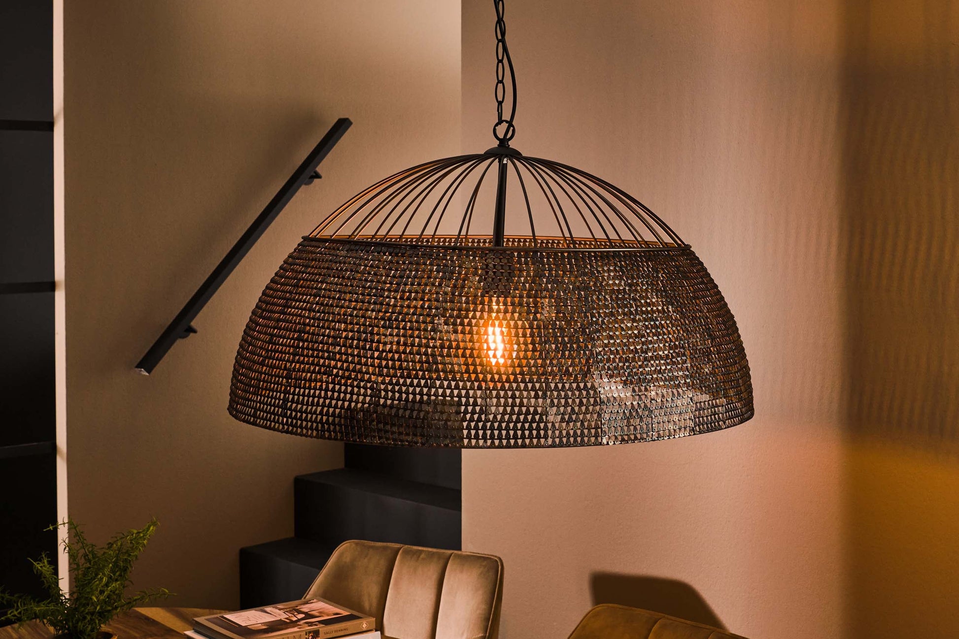 Luxusbetten24 Satoria Pendelleuchte Halbrunder Lampenschirm Modern Schwarz-Bronze