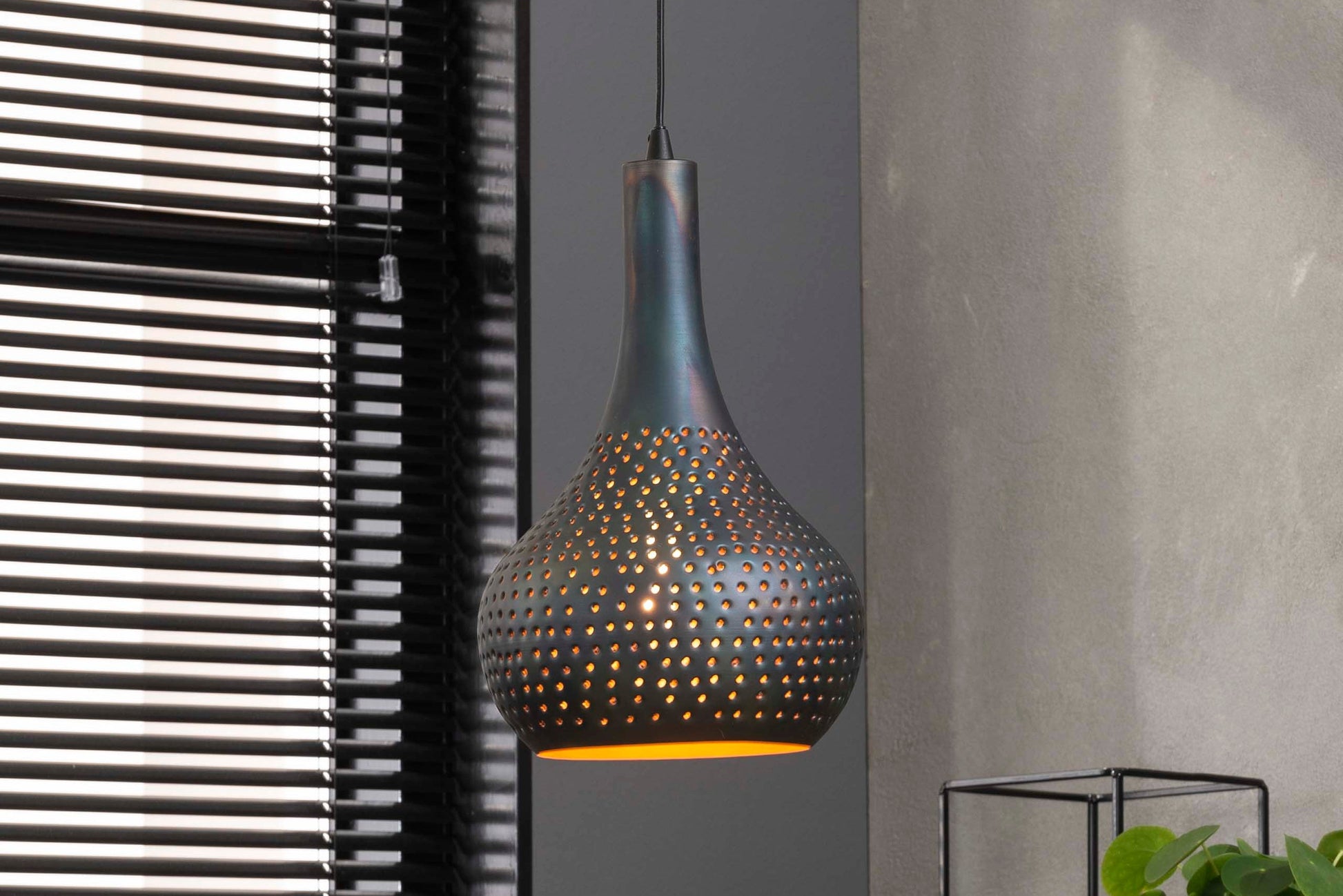 Pendelleuchte "Nolira“ – Konisch geformter, handperforierter Lampenschirm in Schwarzbraun