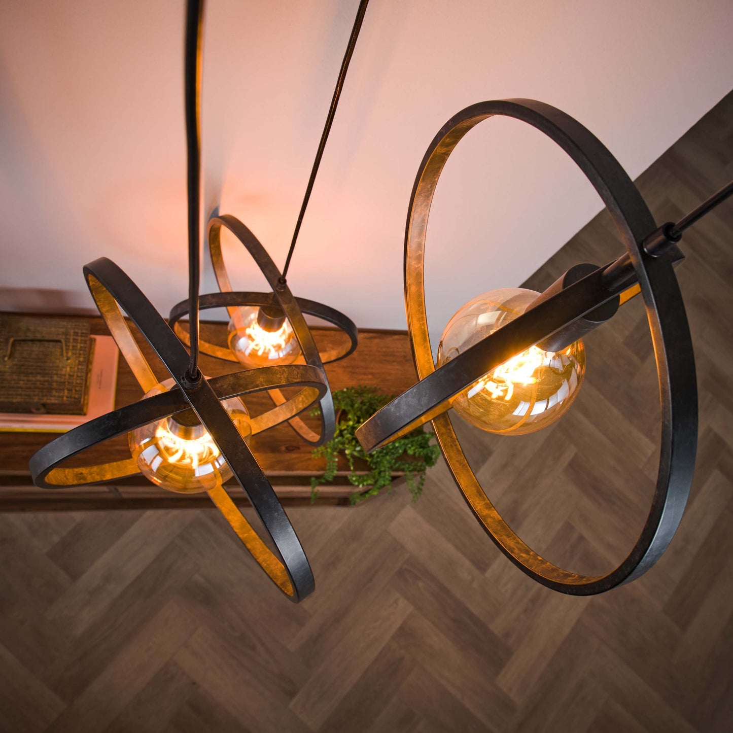 Pendelleuchte Orbitra Trio – Gestuftes Ringdesign in Anthrazit (3-flammig)