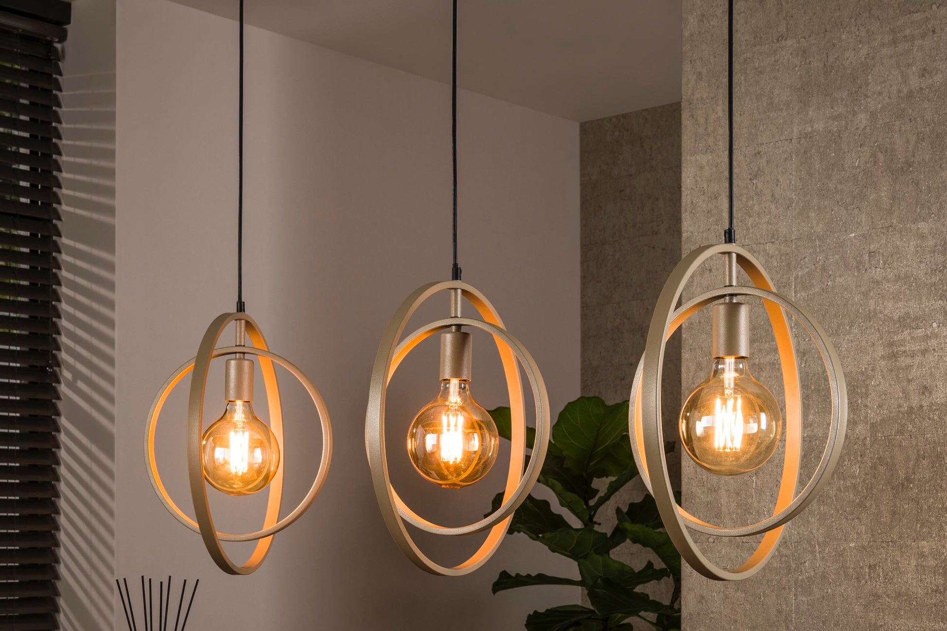 Luxusbetten24 Rotaro Line Pendelleuchte – Modernes Lineares Ringdesign, 3‑Flammig
