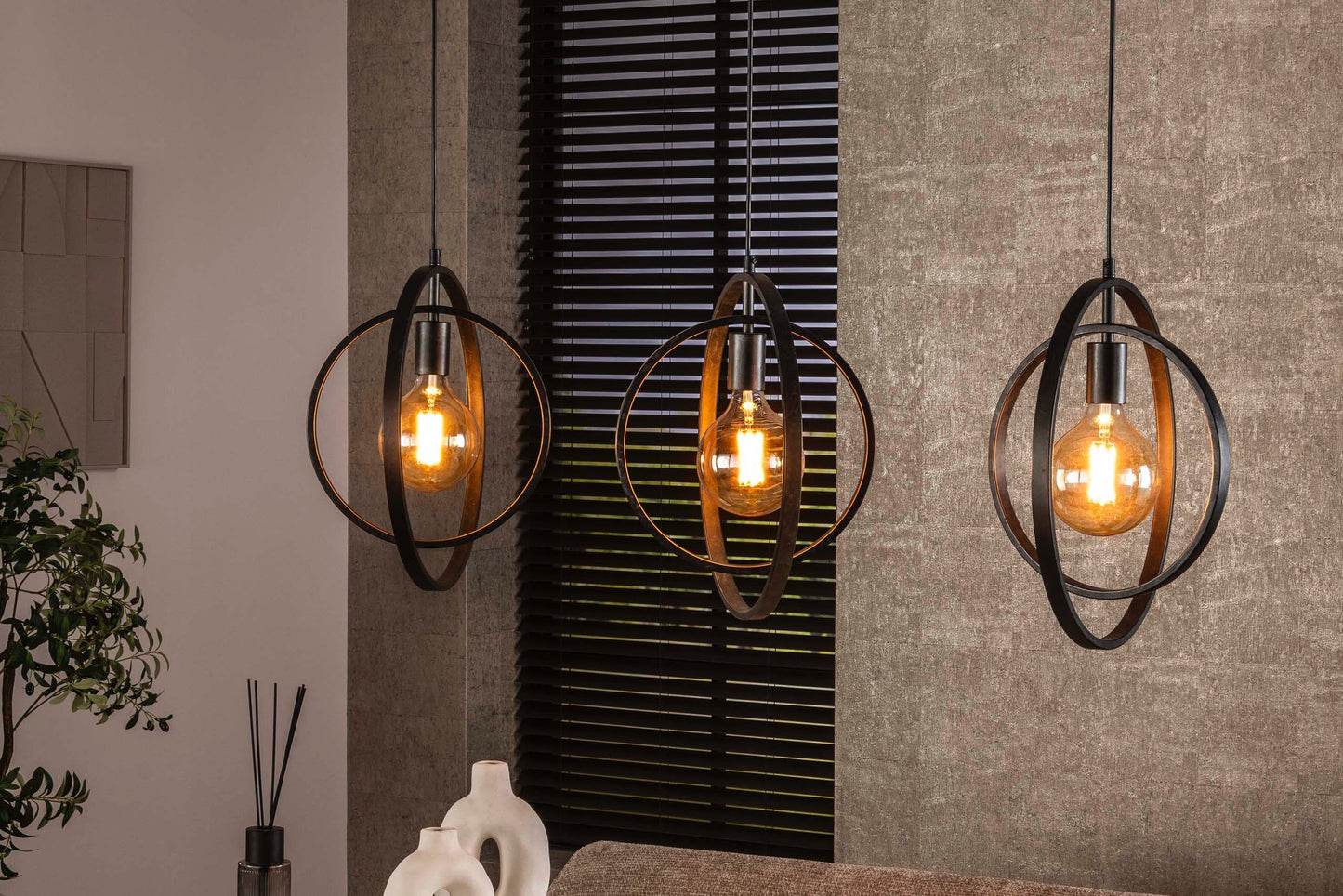 Luxusbetten24 Rotaro Line Pendelleuchte – Modernes Lineares Ringdesign, 3‑Flammig