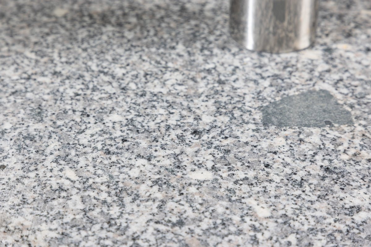 Luxusbetten24 Dom Sonnenschirmständer 40 kg Granit mit Rollen Grau
