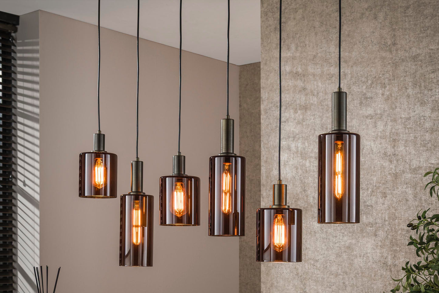 Luxusbetten24 Ayu Pendelleuchte, Moderne Zylinder Glasschirme, 6‑Flammig, Braun