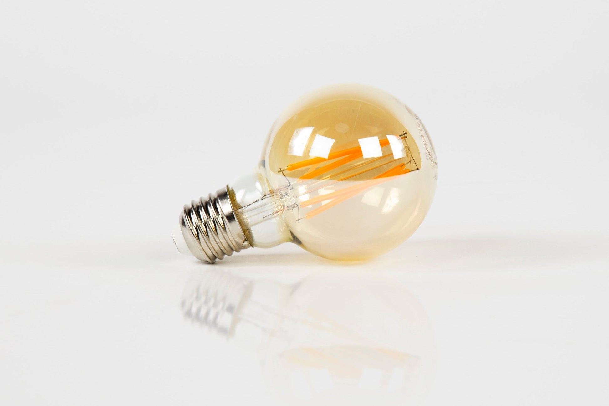 Calyra LED-Glühlampe G70‑E27 Filament Design mit amberfarbenem Glas
