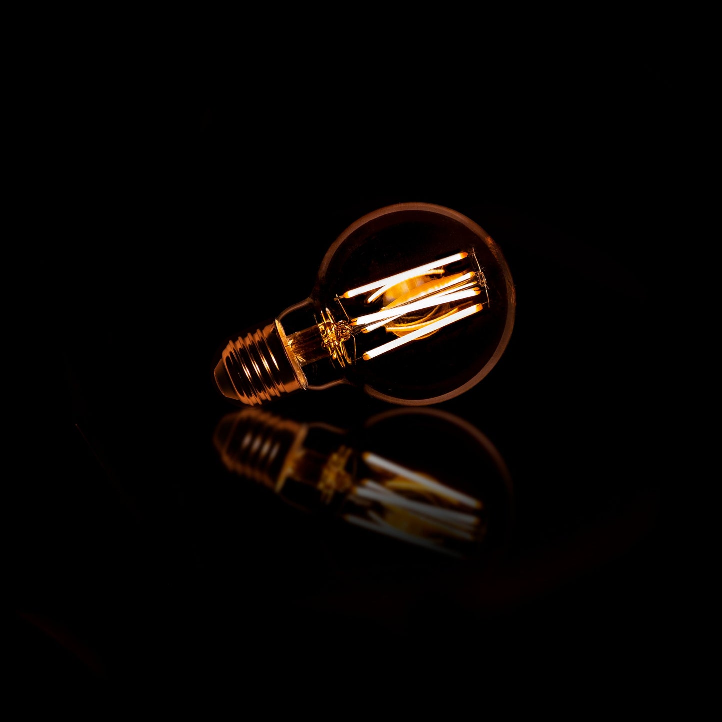 Calyra LED-Glühlampe G70‑E27 Filament Design mit amberfarbenem Glas
