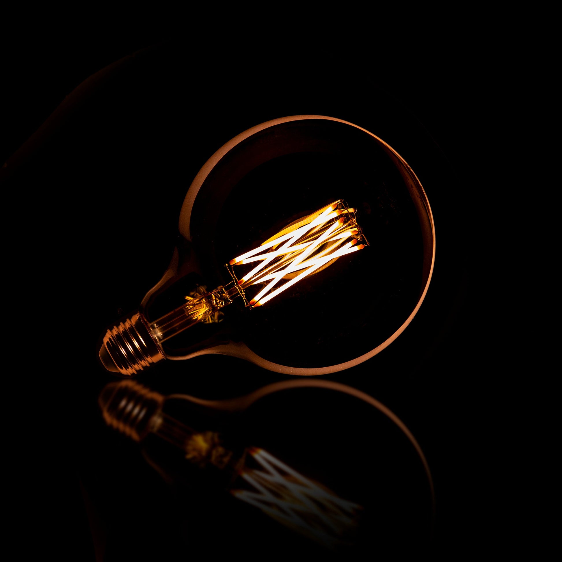 LED-Glühlampe Veya – G125-E27 im Großformat mit amberfarbenem Glas