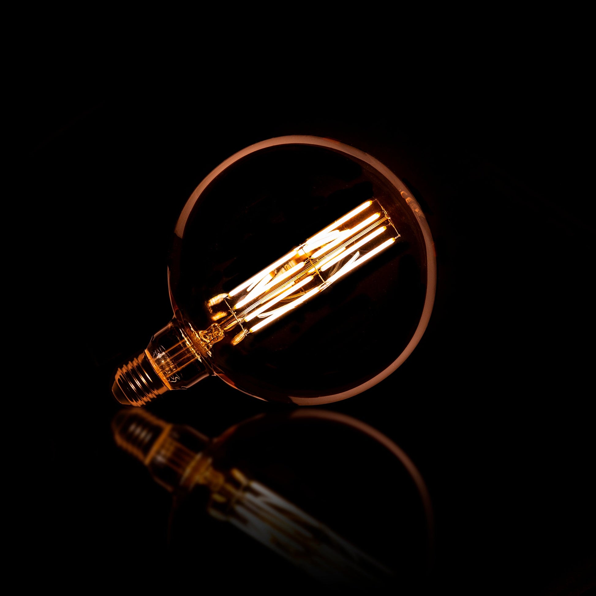 LED-Glühlampe Marty – G150-E27 mit amberfarbenem Glas
