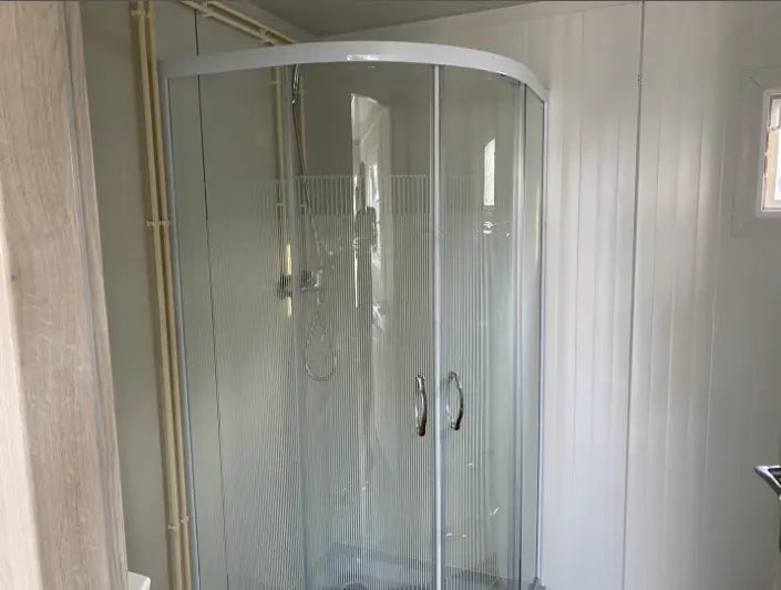 Conteneur bureau 6,00 x 2,40m avec WC, douche et cuisinette