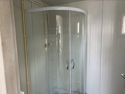 Conteneur bureau 6,00 x 2,40m avec WC, douche et cuisinette