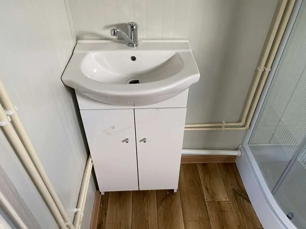 Conteneur bureau 6,00 x 2,40m avec WC, douche et cuisinette
