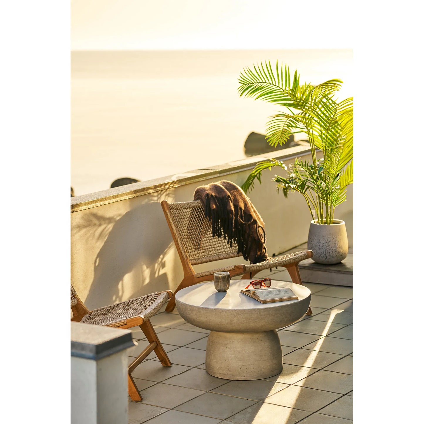 Luxusbetten24 Stonea Couchtisch Skulpturaler Form Aus Faserlehm Grau
