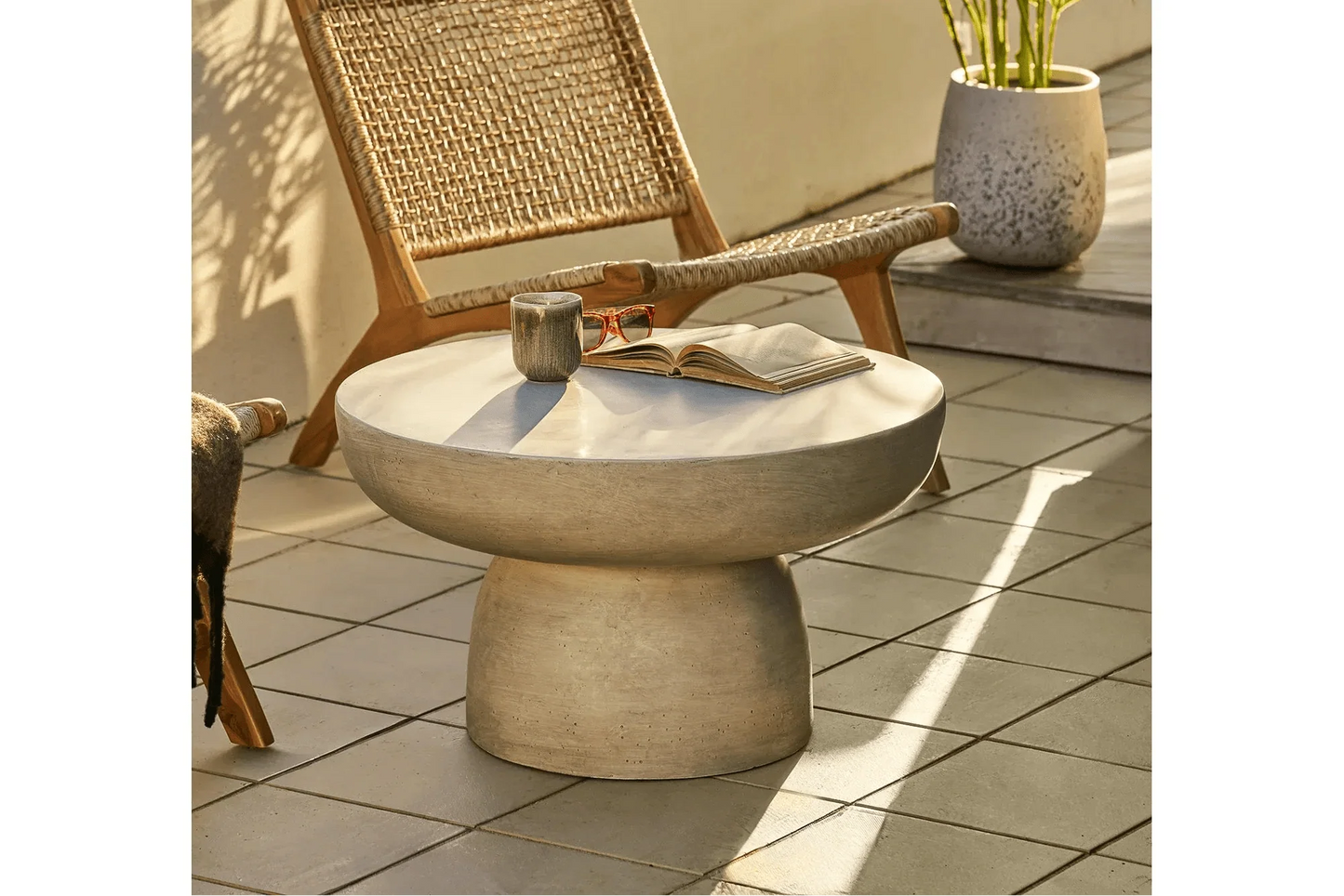 Luxusbetten24 Stonea Couchtisch Skulpturaler Form Aus Faserlehm Grau