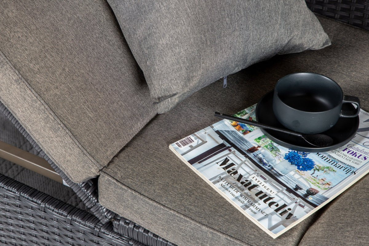 Luxusbetten24 Merano Outdoor-Liege mit Sonnendach aus Polyrattan, Schwarz