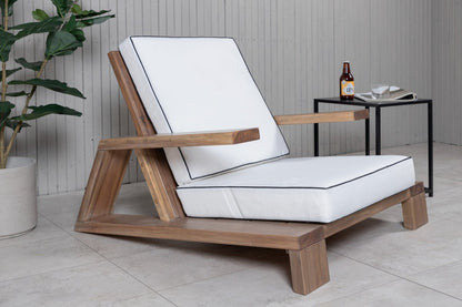 Luxusbetten24 Daria Garten-Loungesessel aus Akazienholz, Braun, mit weißen Kissen