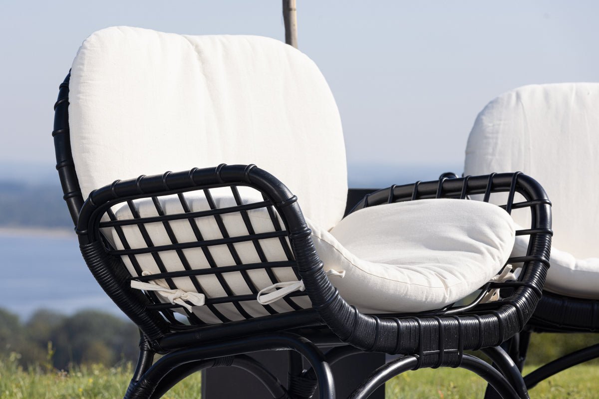 Luxusbetten24 Porto Loungesessel Schwarzer Rattan Gartenstuhl für Entspannte Stunden