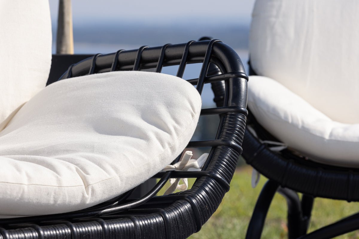 Luxusbetten24 Porto Loungesessel Schwarzer Rattan Gartenstuhl für Entspannte Stunden