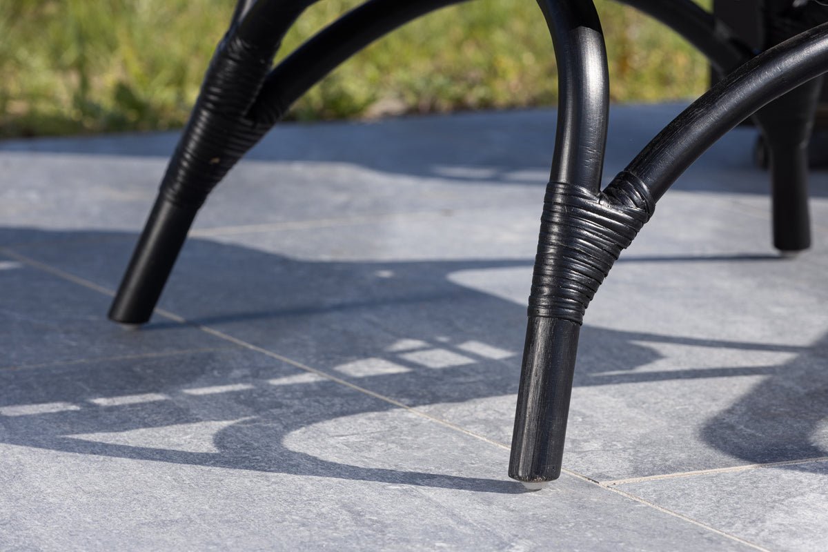 Luxusbetten24 Porto Loungesessel Schwarzer Rattan Gartenstuhl für Entspannte Stunden
