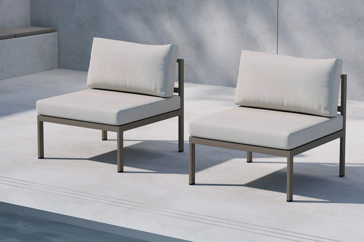 Luxusbetten24 Selva Loungesessel mit Aluminiumgestell und Zwei Kissen, Braun
