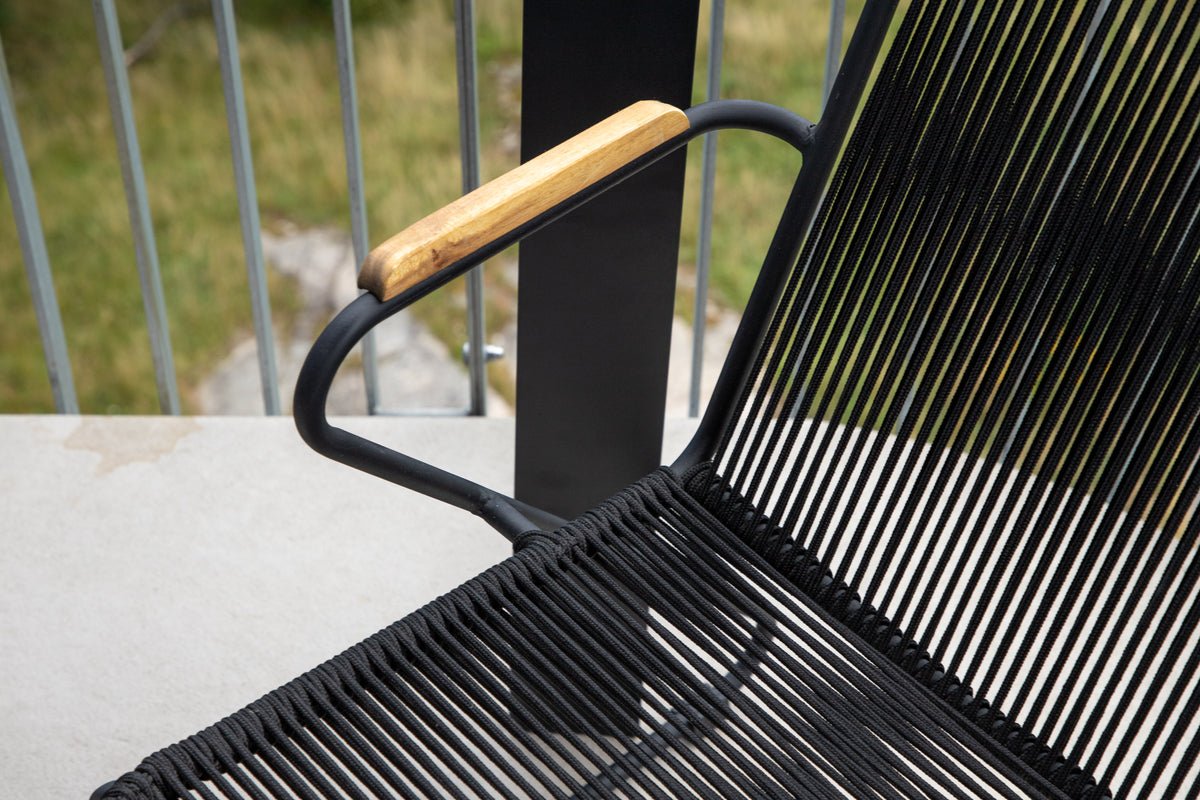 Luxusbetten24 Sila Gartenstuhl mit Holzakzenten, Schwarz/Beige für Außen