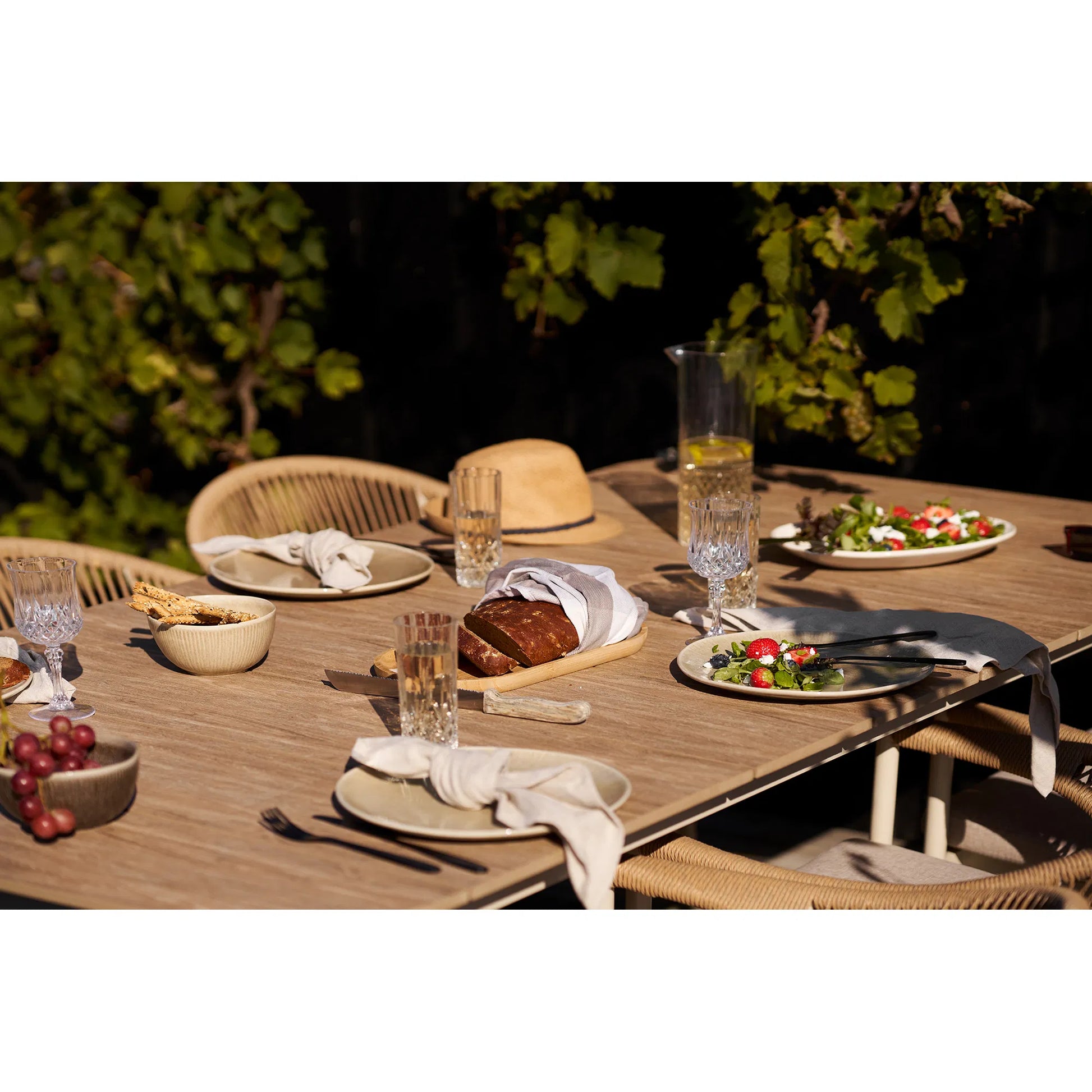 Luxusbetten24 Solvane Gartentisch Rechteckig Outdoor 180cm Robust Sand/Natur