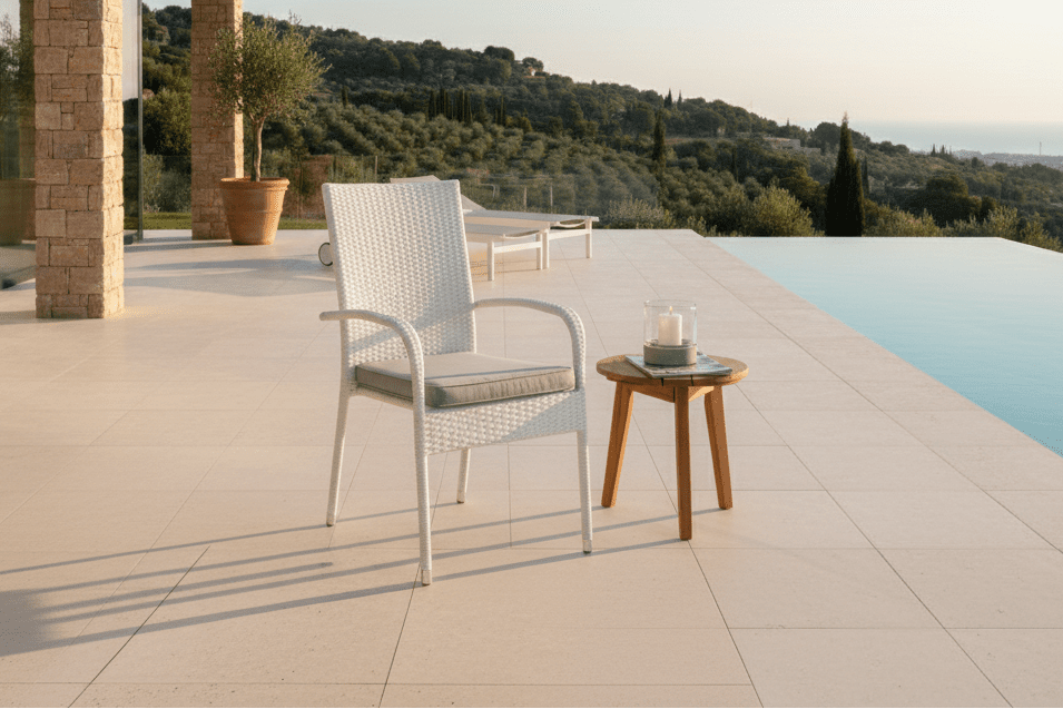 Luxusbetten24 Alwa 2er Set Gartenstuhl Weißes Rattan Outdoor