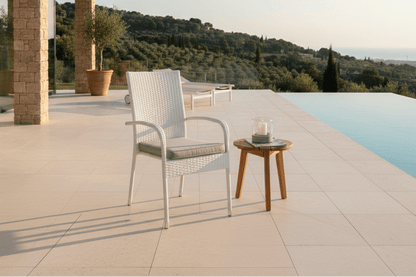 Luxusbetten24 Alwa 2er Set Gartenstuhl Weißes Rattan Outdoor