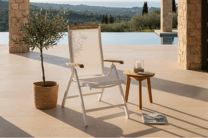 Polis Gartenstuhl Set, Weiß, Klappstuhl mit Aluminiumgestell und Teakholz-Armlehnen
