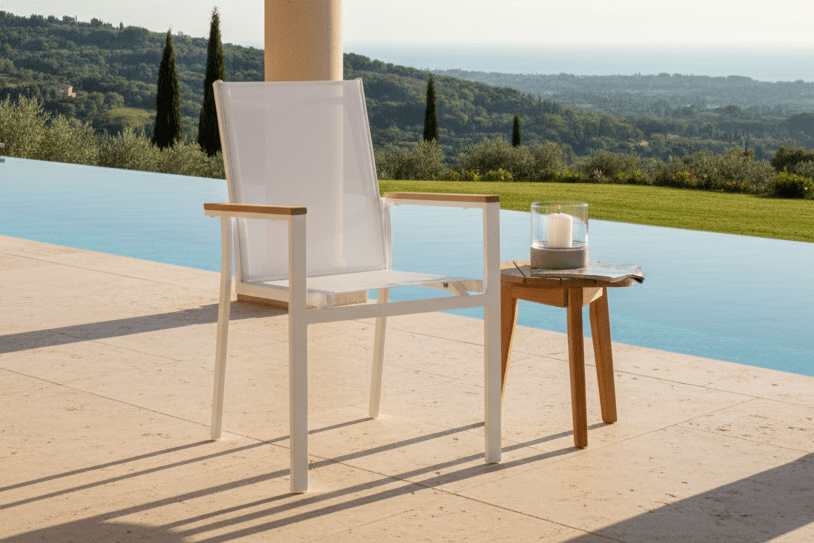 2er Set Gartenstuhl Lua – Weißes Aluminium, Textilene Sitzfläche, Teakholz Details