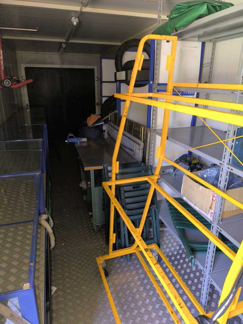 Mobiler Werkstatt-Box Monoblock 8 m mit Tür, Licht und Solartüren