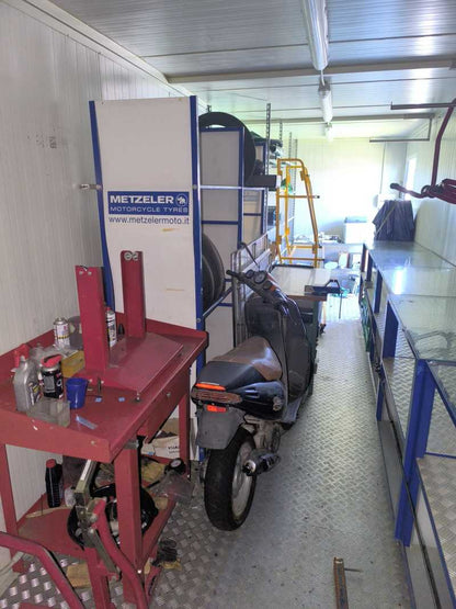 Gebrauchte Mobile Werkstatt-Box 8 m Monoblock mit Rädern und Licht