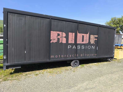 Mobiler Werkstatt-Box Monoblock 8 m mit Tür, Licht und Solartüren
