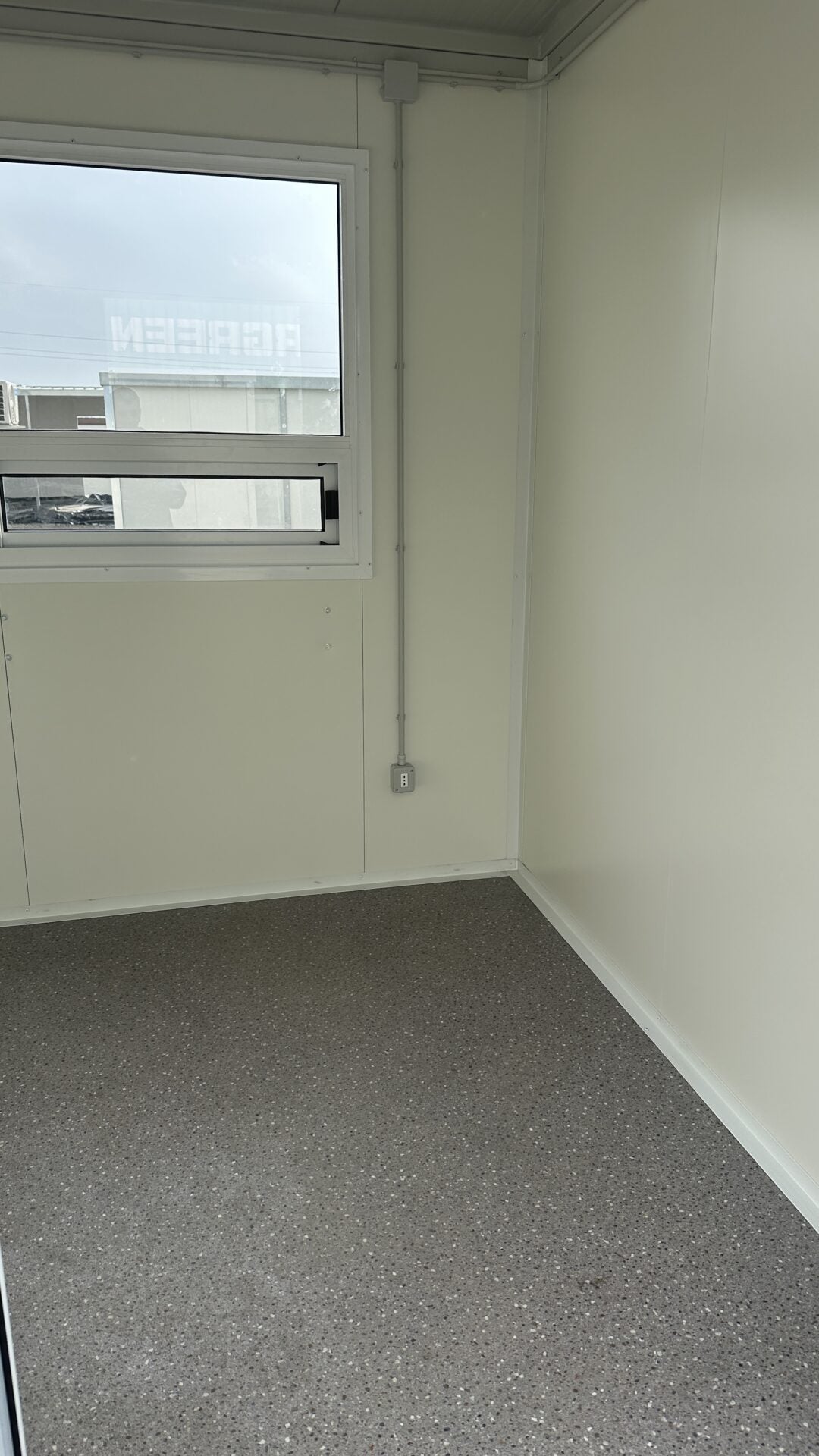 Box für Gardien und Zugangskontrolle 3,05 m x 2,40 m