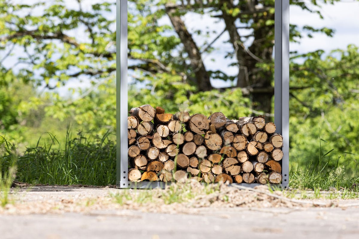 Outdoor Holzstapelständer Billi aus silberfarbenem Stahl