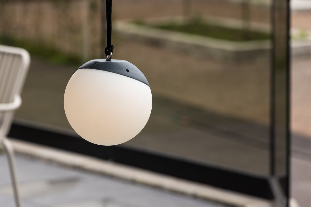 Luxusbetten24 Ilona Outdoor Pendelleuchte Plastik Schwarz‑Weiß Batterie Terrasse