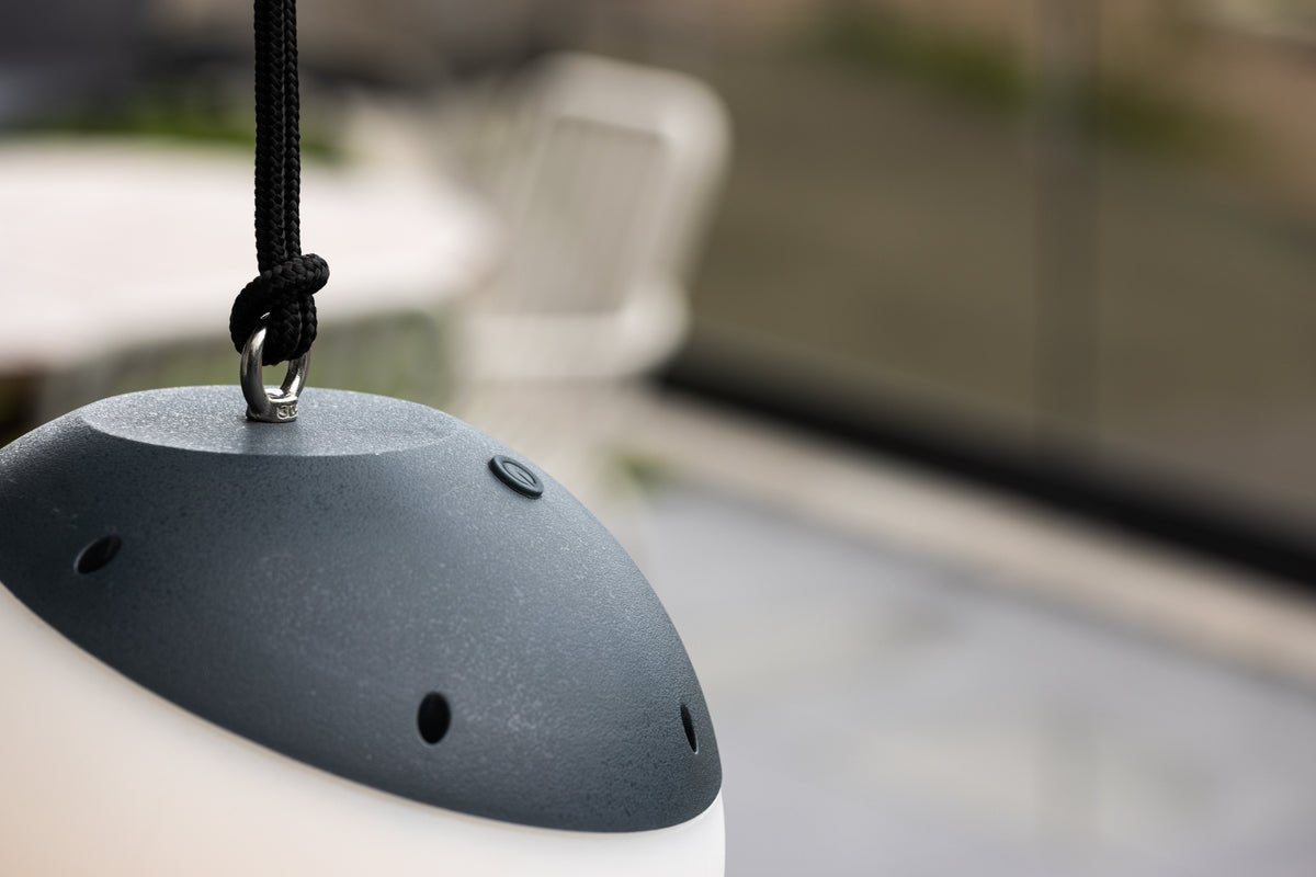 Luxusbetten24 Ilona Outdoor Pendelleuchte Plastik Schwarz‑Weiß Batterie Terrasse