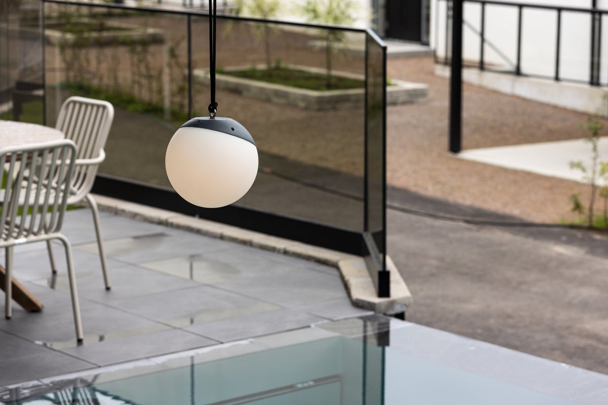 Luxusbetten24 Ilona Outdoor Pendelleuchte Plastik Schwarz‑Weiß Batterie Terrasse