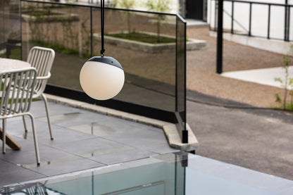 Luxusbetten24 Ilona Outdoor Pendelleuchte Plastik Schwarz‑Weiß Batterie Terrasse