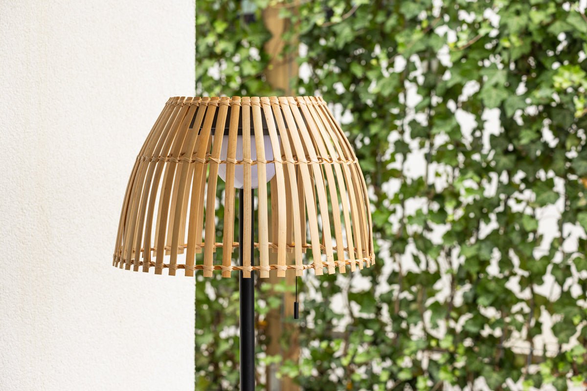 Luxusbetten24 Elan Outdoor-Stehlampe – Wetterfeste Stehleuchte aus Bambus und Metall, Braun