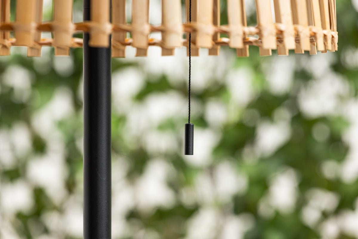 Luxusbetten24 Elan Outdoor-Stehlampe – Wetterfeste Stehleuchte aus Bambus und Metall, Braun