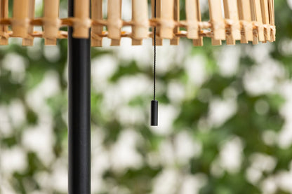 Luxusbetten24 Elan Outdoor-Stehlampe – Wetterfeste Stehleuchte aus Bambus und Metall, Braun
