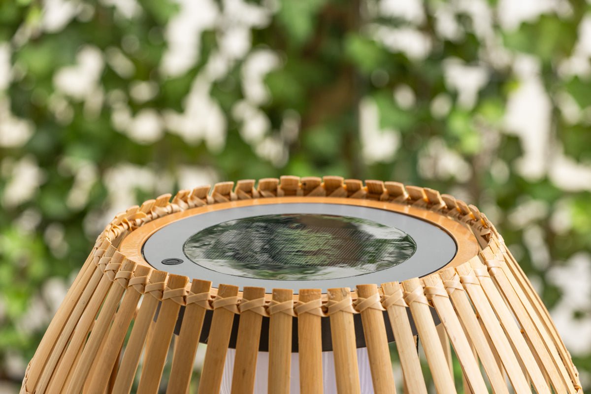 Luxusbetten24 Elan Outdoor-Stehlampe – Wetterfeste Stehleuchte aus Bambus und Metall, Braun