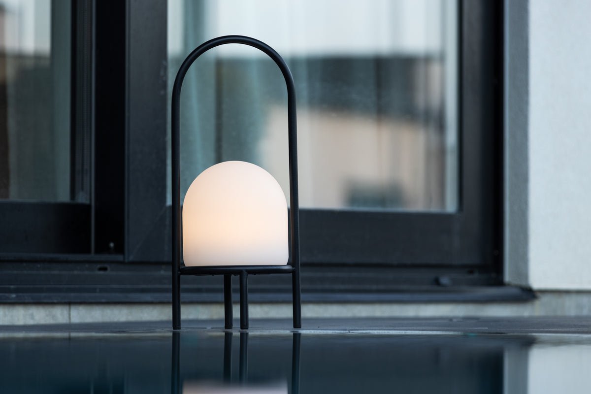 Outdoor‑Tischlampe „Cassy“ – wetterfest aus Stahl & Kunststoff in zwei Größen