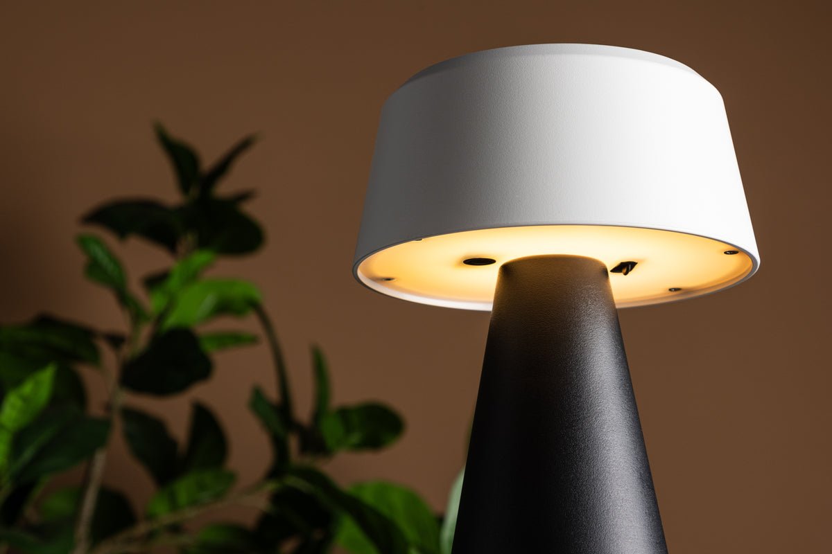 Outdoor-Tischlampe „Lynora“ – kabellose LED-Außenlampe in Schwarz-Weiß