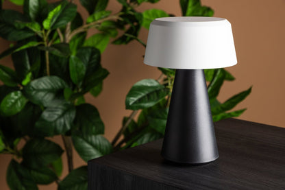 Outdoor-Tischlampe „Lynora“ – kabellose LED-Außenlampe in Schwarz-Weiß