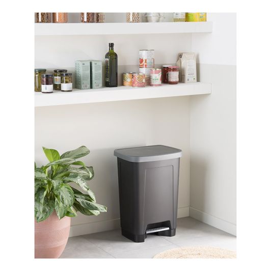 Schwarzer Plastik-Mülleimer 50 L mit Pedal, robust und geräumig